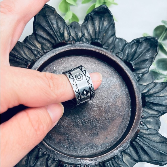 Men's Silver Tribal Pattern Ring Size 11 Costume Jewelry - Picture 5 of 5